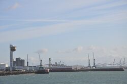 Sémaphore et grues sur le port du Havre.jpg