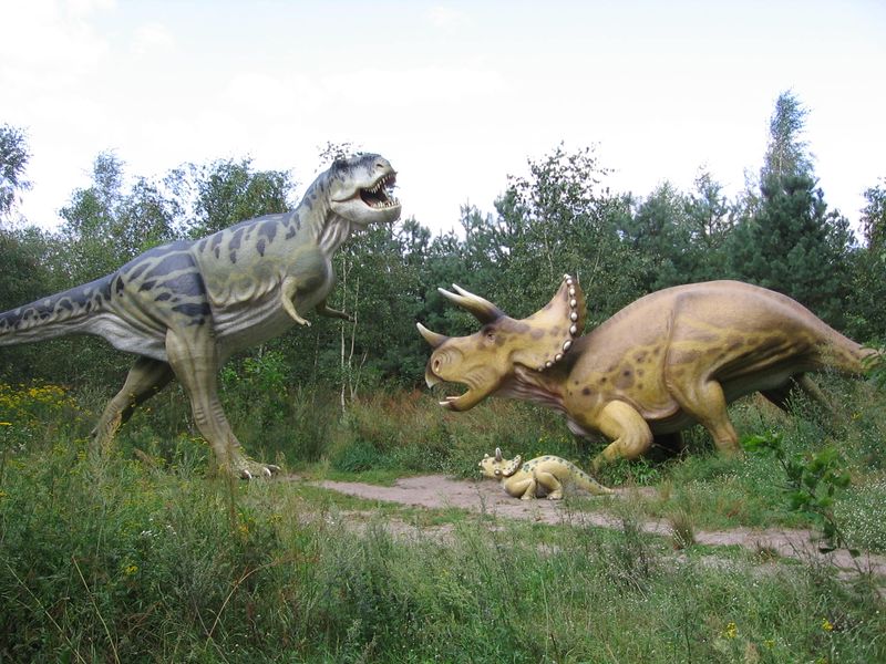 ملف:Triceratops-vs-T-Rex001.jpg