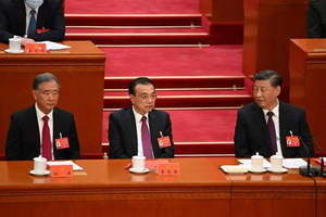 الرئيس الصيني شي جن‌پنگ (إلى اليمين) مع رئيس مجلس الدولة لي كه تشيانغ (في الوسط) وعضو اللجنة الدائمة للمكتب السياسي وانغ يانغ (إلى اليسار)