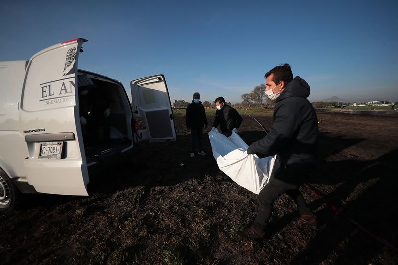 ملف:Doctors place bodies in vans January 19 in Tlahuelilpan.jpg