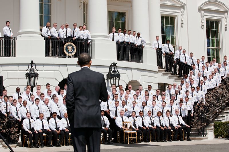 ملف:USSS Uniform group w Obama.jpg