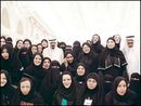 الملك عبد الله يظهر في صورة جماعية محاطا بالنساء وسط جدل حول الاختلاط بالسعودية