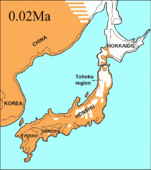 الأرخبيل الياباني في الأقصى الجليدي الأخير في الپلایستوسين المتأخر منذ حوالي 20,000 سنة، الخط الأسود الرفيع يبين خطوط الشواطئ الحالية.   أرض مزروعة   أرض غير مزروعة   Ocean