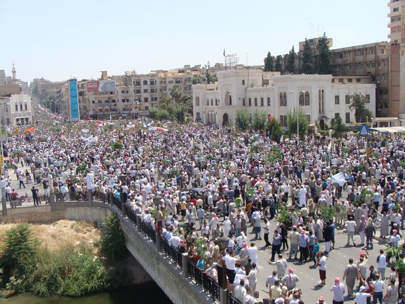 ملف:مئات الآلاف من المتظاهرين في حماة مطالبين بإسقاط النظام.jpg