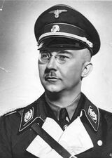 الزي الأسود لـ هاينرش هملر ، رئيس SS، الجناح العسكري لـ الحزب النازي (1938).