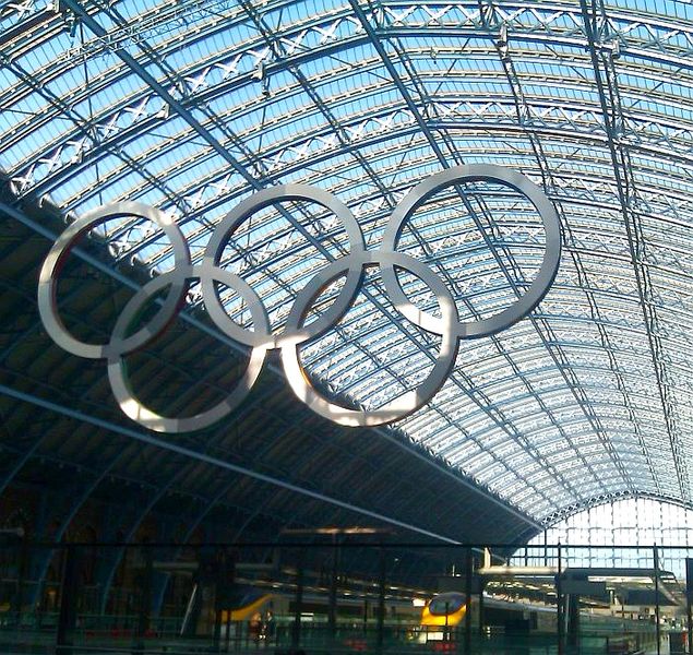 ملف:St Pancras Olympic Rings.jpg