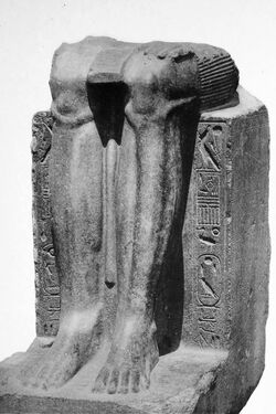 بقايا تمثال من الأسرة الثانية عشر أُعيد تخصيصه للملك خيان، ويظهر عليه خرطوشه منقوش على الجانبين فوق الاسم المكشوط.[1]