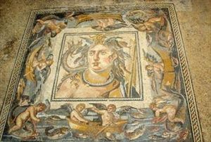 لوحة فسيفساء تثيس - الهة البحر في مكانها الاصلي وتمثل الالهة في وسط اللوحة بشعر كثيف وتحيط بها صور أسماك وفوق الجبهة اجنحة ملائكة تحيط بحيوان نجمة البحر وصورة تنين أسطوري له رأس كلب يرمز لآعماق البحار وفي اطار اللوحة صورة كثيرة تمثل اسماك والهة الحب وهم يمتطون الدلافين والمراكب ونقوش بديعة.