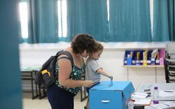 امرأة تحمل طفلها أثناء الإدلاء بصوتها في مركز تصويت بمدينة صفد، 17 سبتمبر 2019.