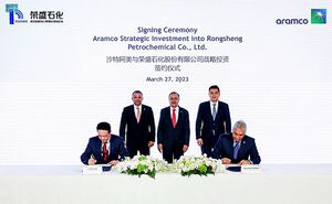 أثناء توقيع اتفاقية استحواذ أرامكو على حصة بنسبة 10% في شركة رونغشنغ للبتروكيميائيات