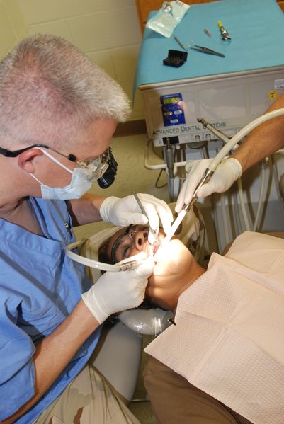 ملف:GI at Guantanamo visits the dentist.JPG