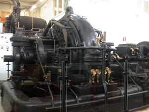 ألكسندرسن آلترنيتر ، وهي آلة دوارة ضخمة تستخدم كمرسل راديو لفترة قصيرة من حوالي عام 1910 حتى تسلمت أجهزة إرسال الأنبوب المفرغ في عشرينيات القرن العشرين