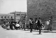 Jews flee the Old City of Jerusalem, August 1929.jpg