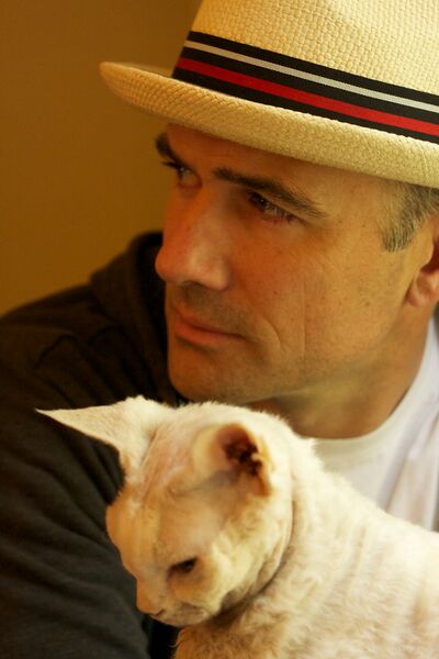 ملف:Mark Z. Danielewski with hat and cat.jpg