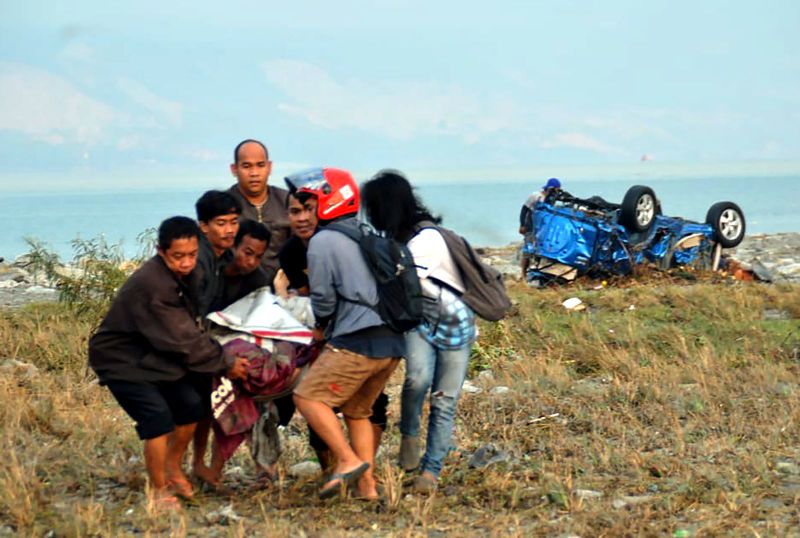 ملف:People carry a victim in Palu on September 29.jpg