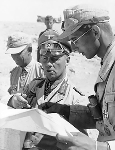 ملف:Rommel with his aides.jpg
