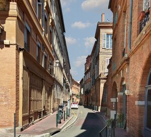 Rue Tolosane (Toulouse) - Le début de la rue, vue de la place Mage.jpg