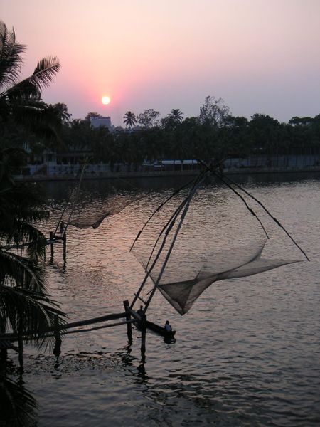 ملف:Chinese fishing net at kollam.JPG