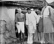 غاندي في بلا، بيهار، بعد الهجمات التي وقعت على المسلمين عام 1947.