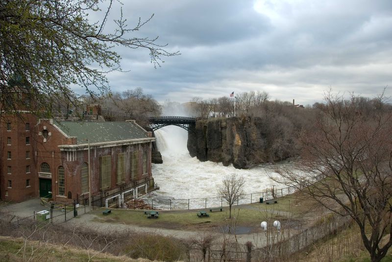 ملف:Great Falls of the Passaic River, April 18, 2007.jpg