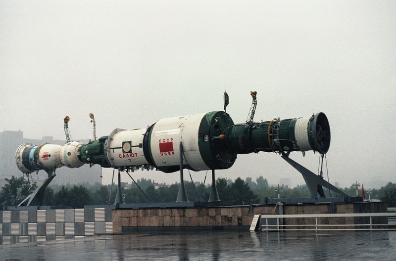 ملف:Model of Salyut-7 with two Soyuz spacecrafts.JPEG