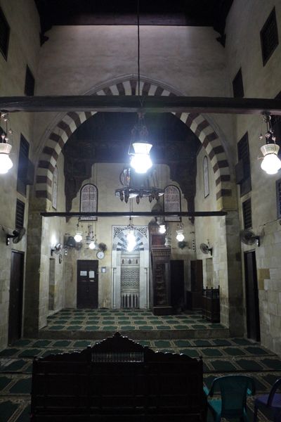 ملف:Cairo, moschea di al-kurdamadrasat, interno 01.JPG
