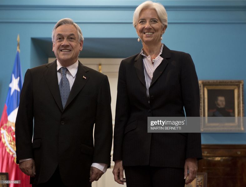 ملف:International Monetary Fund (IMF) Managing Director Christine Lagarde (R) and Chilean president Sebastian Pinera pose for the press at the La Moneda Govermment Palace in Santiago on December 13, 2012.jpg