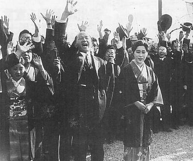 أُنتخب پارك تشون-گيون (الوسط) عضوا في مجلس النواب الياباني.