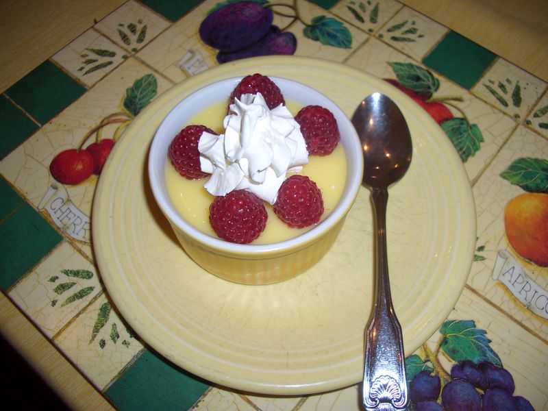 ملف:Pudding With Raspberries and Whipped Cream.jpg