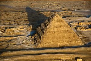 منظر جوي لهرم سقارة المدرج، هو أقدم بناء حجري معروف والقبر الملكي الأول، بُني 2750 ق.م، بإرتفاع 62 م.