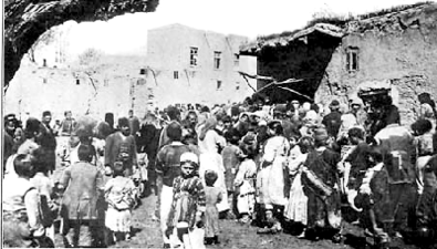 لاجئون أرمن في ڤان متجمعين حول فرن عمومي، 1915.
