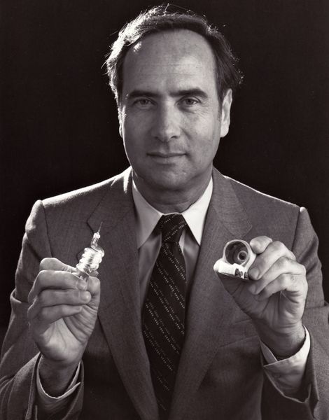 ملف:Ted Maiman Holding First Laser.jpg