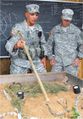 ملازم ثانٍ في الجيش الأمريكي يكمل تدريب القادة باستخدام طاولة رمال