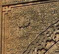 منحوتة من زخارف أرابيسك ورمز سعفة النخيل في سباندريل لبوابة المرينية عند شالة، الرباط