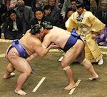 اثنان من المصارعين أثناء نزال سومو في اليابان.