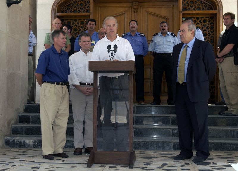 ملف:Joe Biden addresses the press after having a brief meeting with Iraq's interim Prime Minister lyad Allawi.jpg