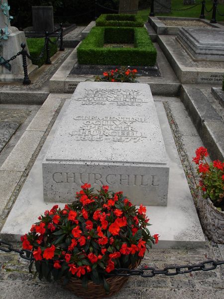 ملف:Winston Churchill Grave.jpg
