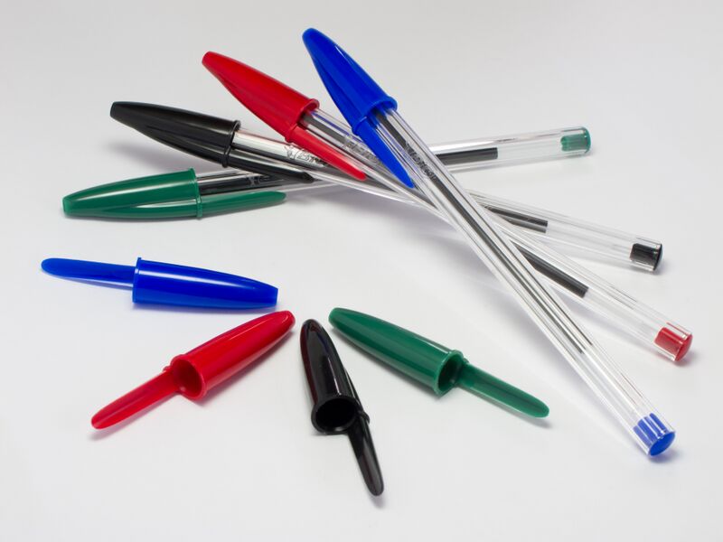 ملف:4 Bic Cristal pens and caps.jpg