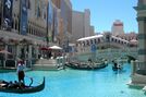 Venetian Hotel - Lago artificiale con gondole - Las Vegas - agosto 2011.jpg