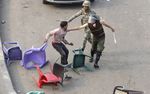الجنود يضربون متظاهر في معركة مجلس الشعب.