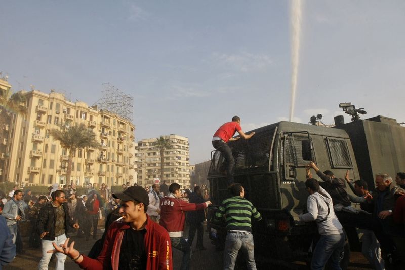 ملف:الأمن يستخدم العربات المصفحة وخراطيم المياه لفض المتظاهرين في وسط المدينة 25 يناير 2011.jpg