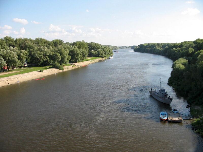 ملف:Desna River in Chernihiv.jpg