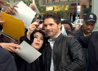 Eric Bana and fan at the 2009 Tribeca Film Festival.jpg