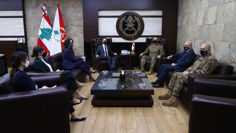 ملف:المبعوث الأمريكي عاموس هوكستين وقائد الجيش اللبناني جوزيف عون، لبنان، 9 فبراير 2022.png