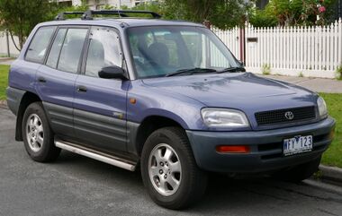 1995 Toyota RAV4 (SXA11R) Cruiser wagon (2015-07-14) 01.jpg