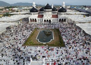 Eid al-Fitr celebrations at Baiturrahman Grand Mosque in Banda Aceh, Indonesia.jpg