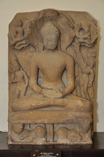 ملف:Jain Tirthankara Parsvanatha - Post Gupta Period - Kosi Kalan - ACCN 18-1505 - Government Museum - Mathura 2013-02-23 5407.JPG