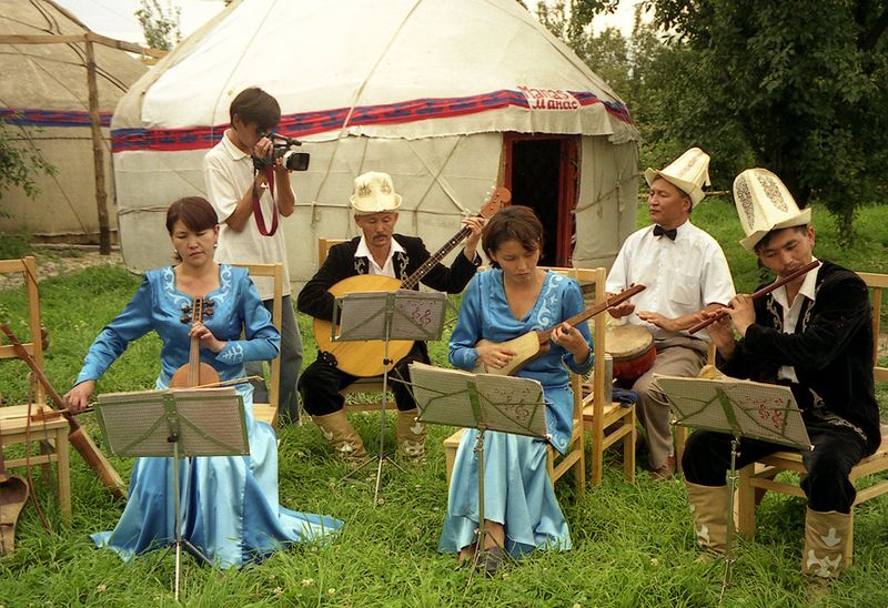 ملف:Kyrgyz Musicians in Karakol.jpg