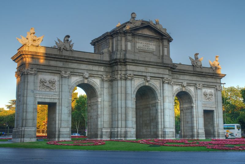 ملف:Puerta de Alcalá 2.jpg
