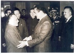 الزعيم دنگ شياوپنگ يستقبل الرئيس حسني مبارك ورئيس الوزراء كمال حسن علي، في بكين، أبريل 1983.